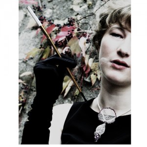 Fräulein B. mit StrickArt Collier