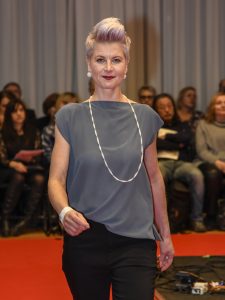 Model Nicole mit Ohrringen, Strickkette Twist und Armband Mixx